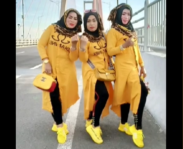 Aksi joget TikTok dan foto tiga emak-emak di Jembatan Suramadu, Jawa Timur. (Foto: TikTok @naylaraisa2003)