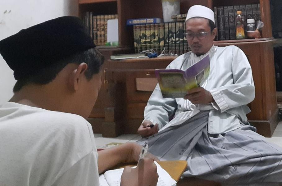 Ustadz Ma'ruf Khozin, saat mengajari santrinya. (Foto: Istimewa)