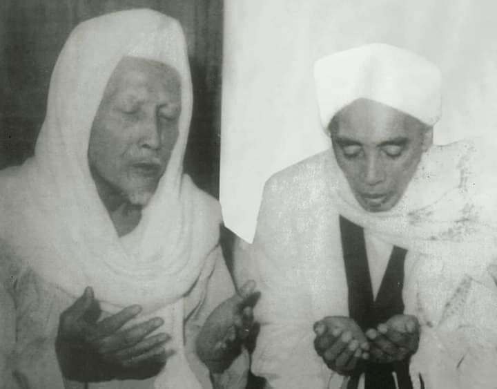 KH Ahmad Qusyairi bin Muhammad Shiddiq (kiri) bersama menantunya, KH Hamid Pasuruan. (Foto: Istimewa)