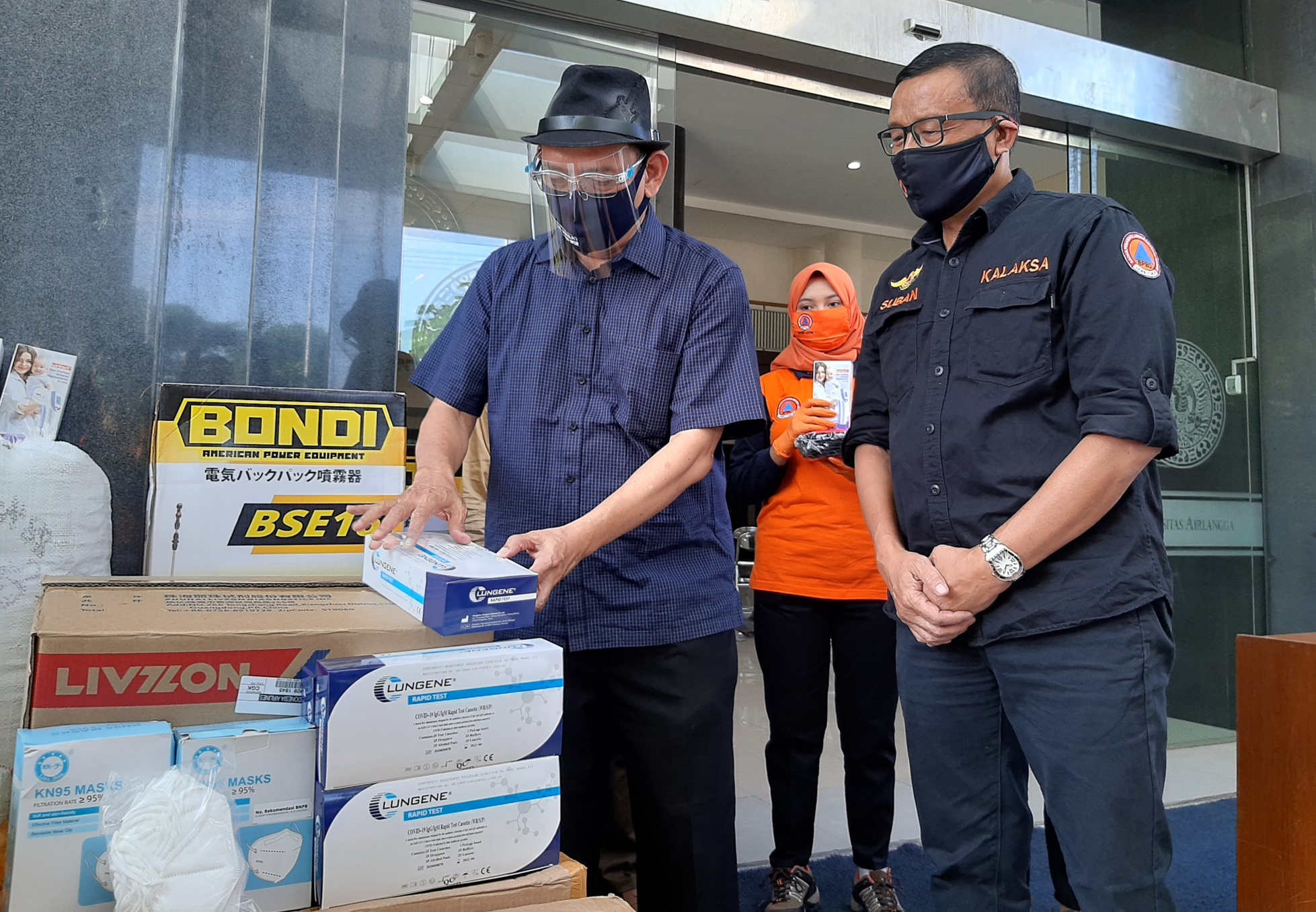 Rektor Unair menerima bantuan 2000 rapid tes dari BPBD Jatim.(Foto:Pita/Ngopibareng.id)