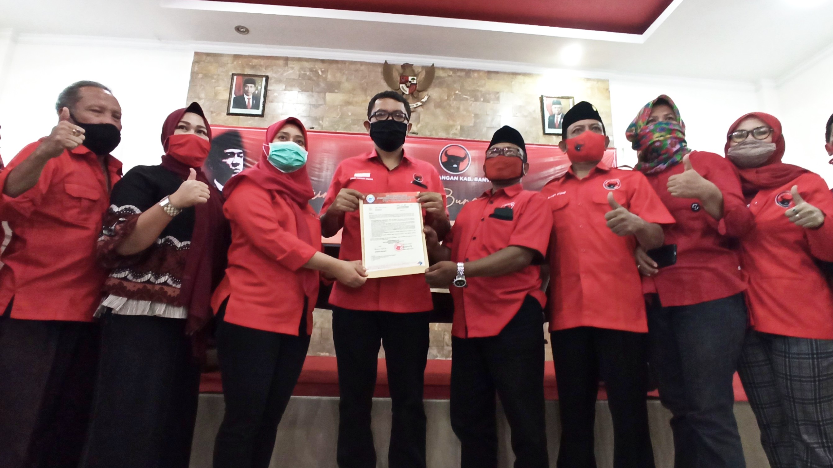 Pengurus DPC PDIP Banyuwangi menunjukkan surat rekendasi dari DPP PDIP (foto: Hujaini/Ngopibareng.ID)