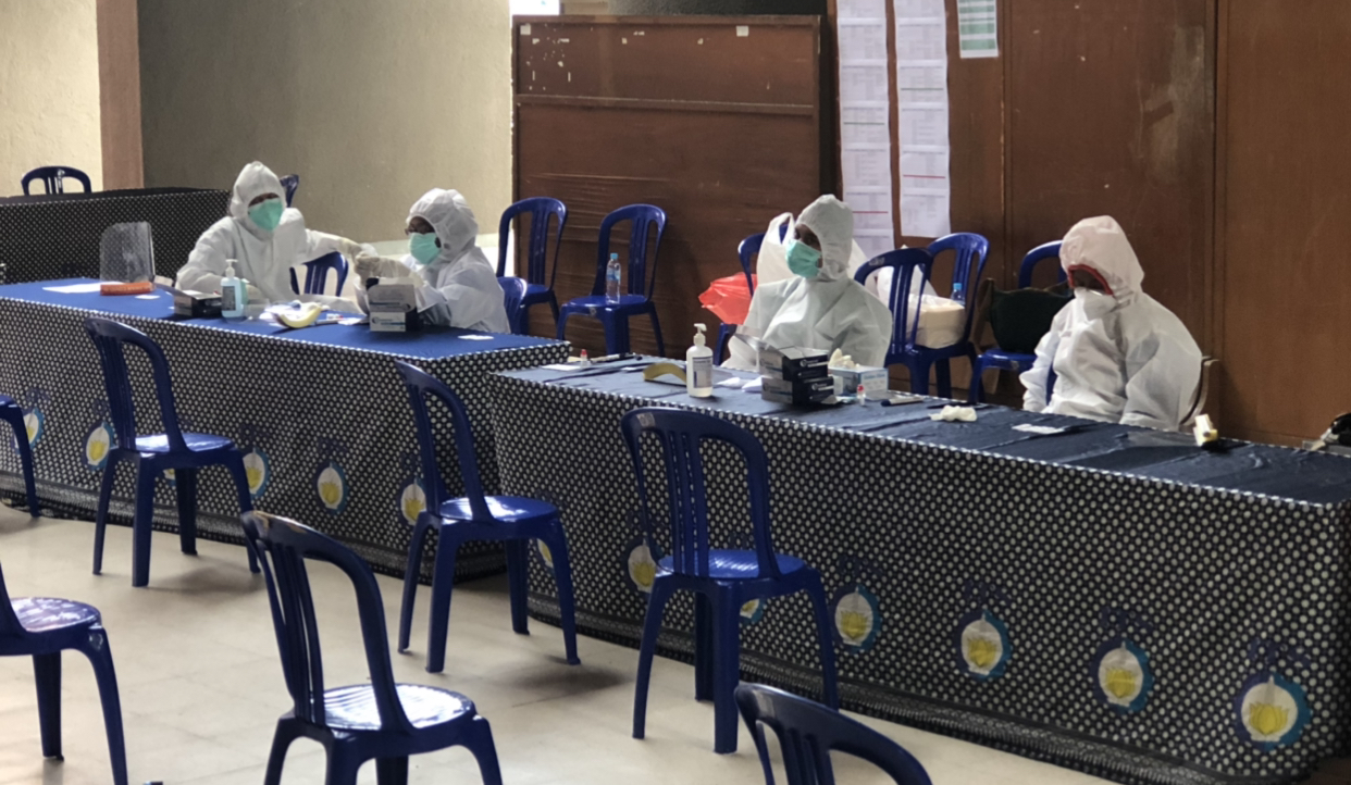 Petugas rapid test gratis dari Pemprov Jawa Timur yang bertugas di Gedung KPA Dr. Angka ITS. (Foto: Andhi Dwi/Ngopibareng.id)