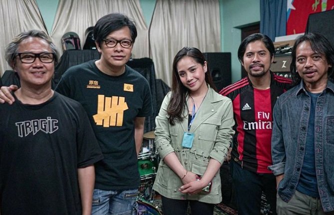 Nagita Slavina (Gigi) tampak mengenakan kalung Shut Out. (Foto: Instagram)