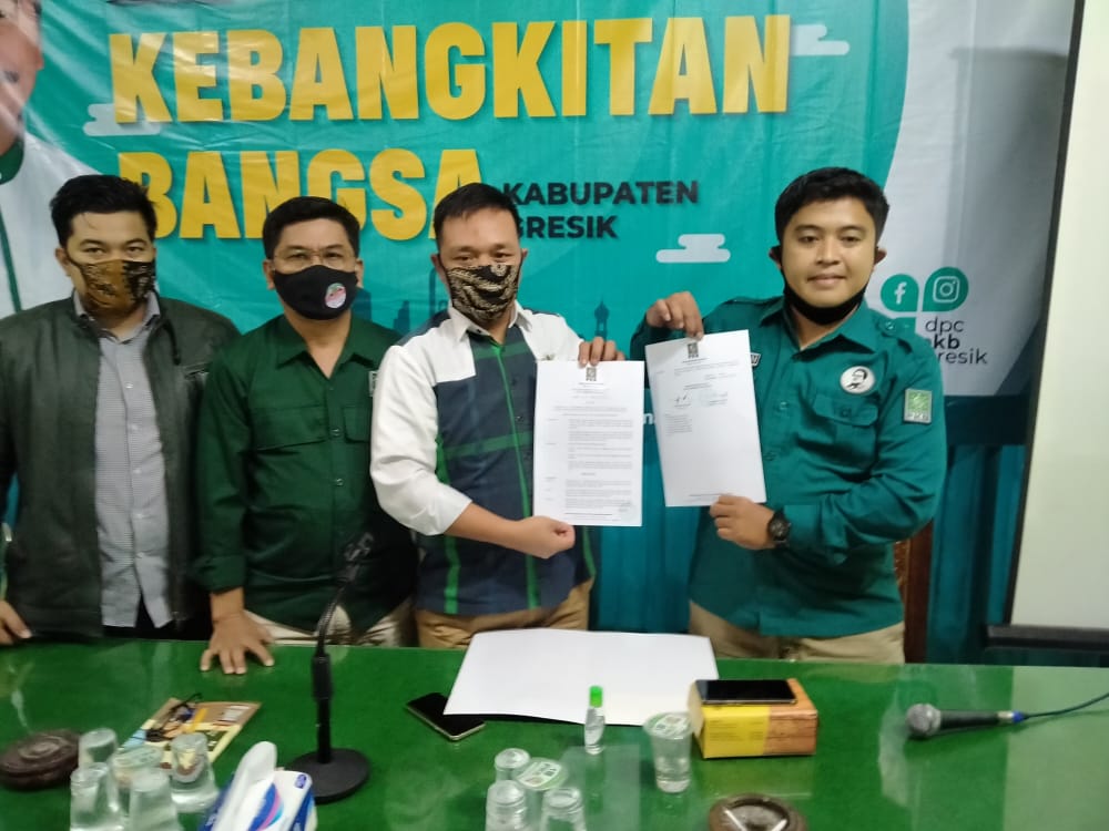 Sekretaris DPC PKB Imron Rosyadi dan Ketua F-PKB DPRD Gresik Abdul Qodir saat menunjukkan lembar rekom dari DPP PKB. (Foto:  Azharil Farich/Ngopibareng.id)