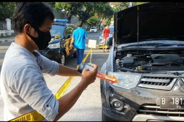 Seorang petugas kepolisian sedang mendalami adanya ledakan di Menteng, Jakarta. (Foto: Istimewama)