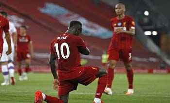 Selebrasi Sadio Mane usai menjebol gawang Aston Villa di Stadion Anfield, Senin dini hari. (Foto:Reuters)