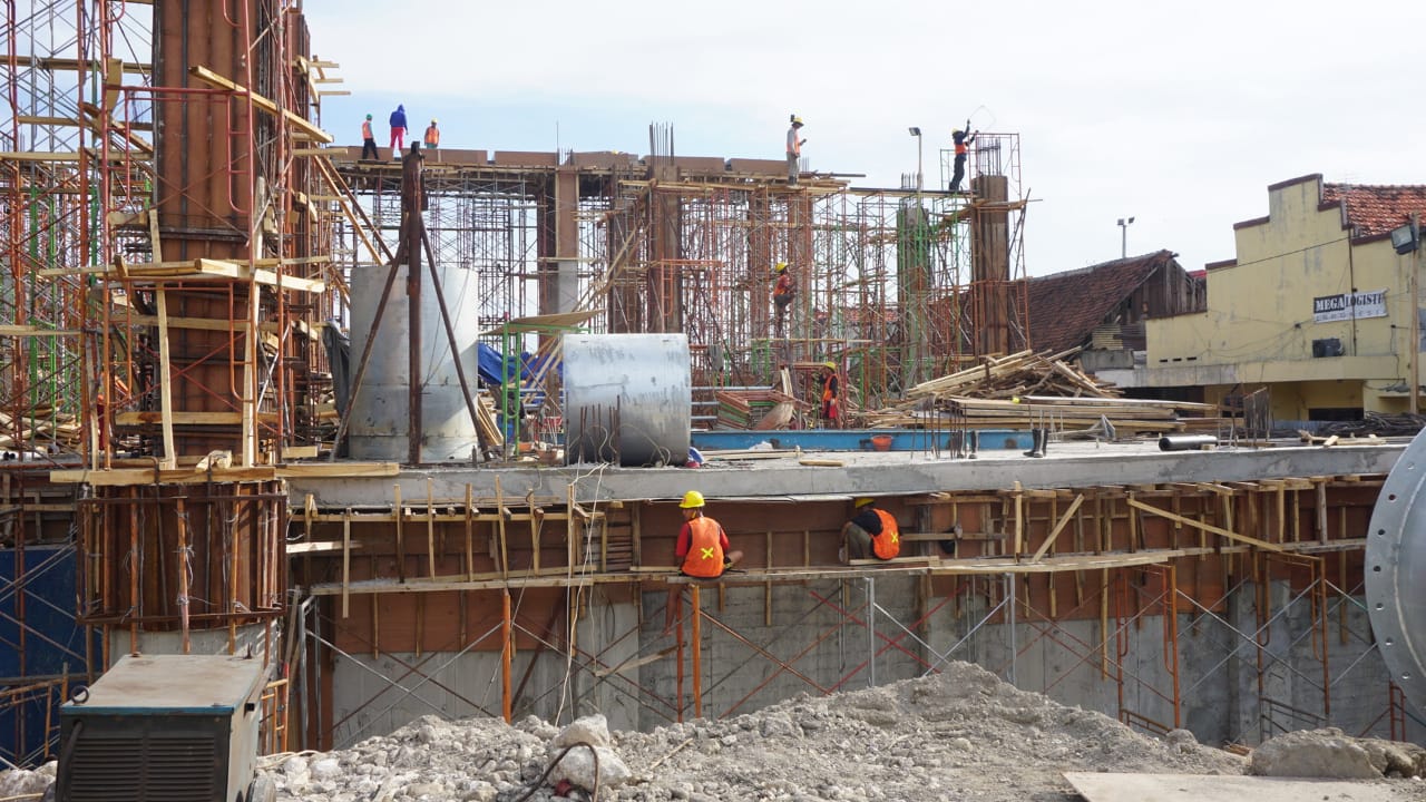 Rumah Pompa Petekan yang berada di tengah-tengah Sungai Kalimas, yang diapit Jalan Kalimas Baru dan Jalan Pati Unus Surabaya Utara. (Foto: DPUBMP Kota Surabaya)