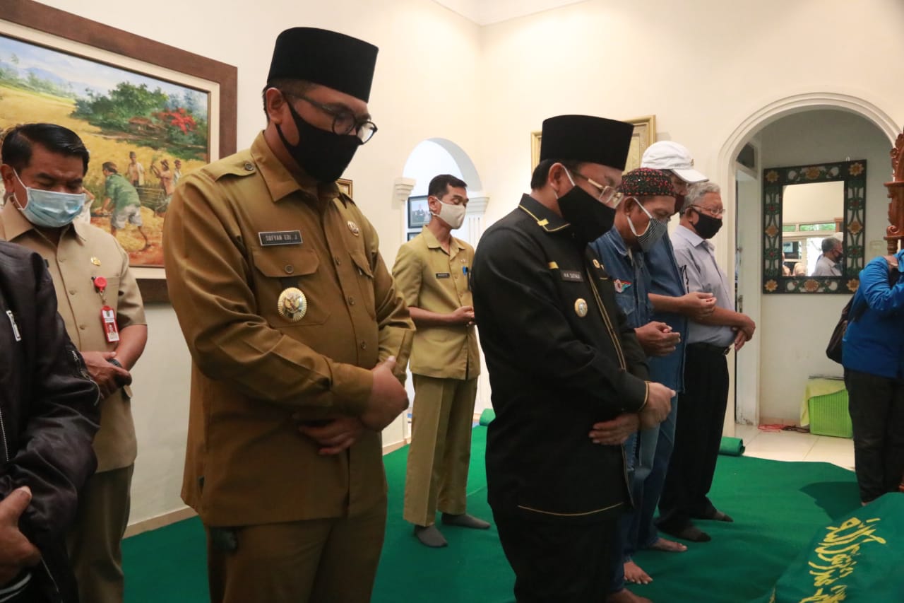 Walikota Malang, Sutiaji saat melakukan salat jenazah di rumah duka mantan Wakil Walikota Malang periode 2003-2013, Bambang Priyo Utomo. (Foto: Istimewa)