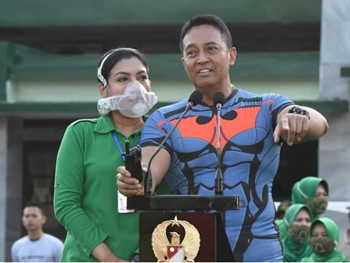 Ketua Umum Persit Kartika Chandra Diah Erwiany saat mendampingi sang suami, KSAD Jenderal Andika Perkasa dalam acara olahraga bersama di Akademi Militer Magelang, pada Sabtu 4 Juli 2020. (Foto: Instagram @tni_angkatan_darat)