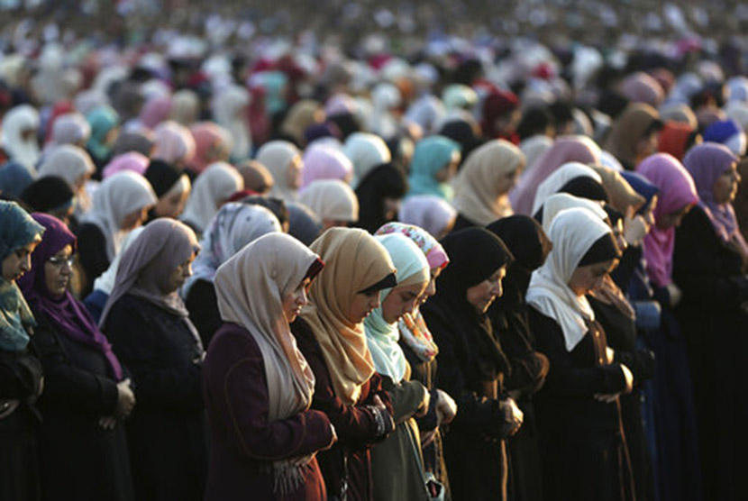 Kaum Muslimah ketika berjamaah dalam salat. (Foto: Istiemwa)