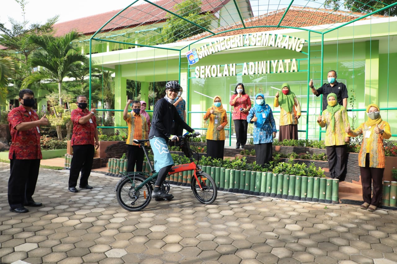 Gubernur Ganjar Pranowo gowes pagi sekaligus mengunjugi SMAN 9 dan SMAN 4 untuk mengecek proses verifikasi berkas PPDB berjalan lancar, Selasa 7 Juli 2020. (Foto: Ist/Ngopibareng.id)