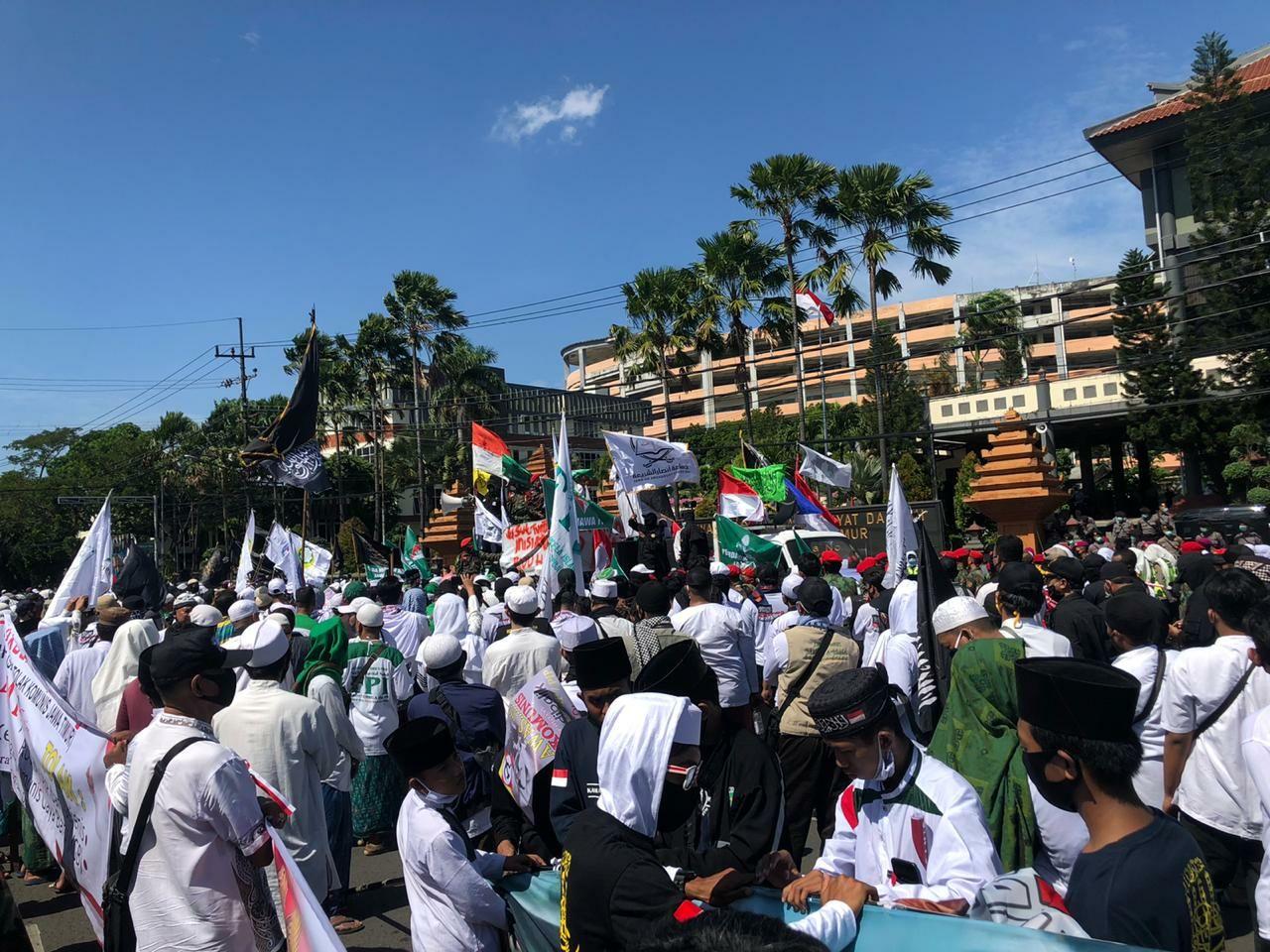 Massa ormas Islam yang aksi di depan DPRD Jatim. (Andik Dwi/Ngopibreng.id)