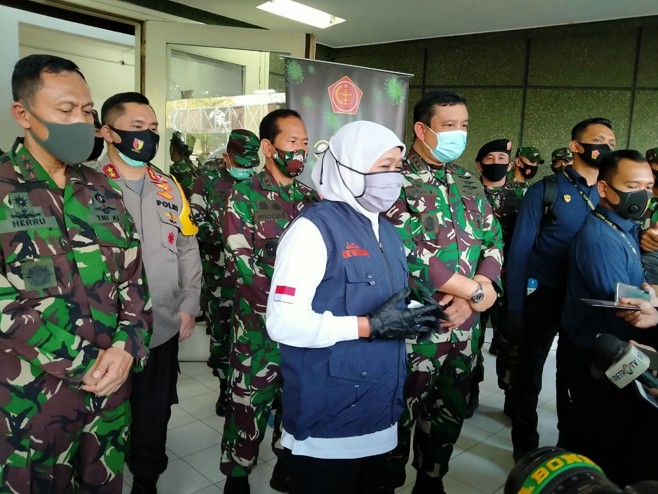 Gubernur Jawa Timur Khofifah Indar Parawansa usai meresmikan one gate system di Posko Rumah Sakit Lapangan Kogabwilhan II di Jalan Indrapura, Surabaya, Selasa 7 Juli 2020. (Foto: Fariz Yarbo/Ngopibareng.id)