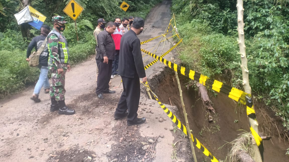 Longsor yang terjadi di jalur menuju Gunung Ijen (foto:Pusdalops BPBD Banyuwangi)