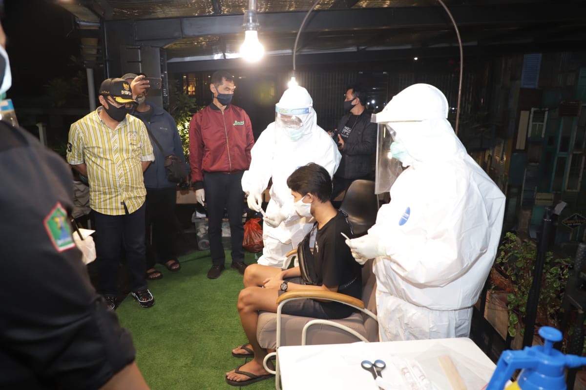 Proses rapid test di kawasan cafe di Jalan Kendalsari, Kota Malang (Foto: istimewa)