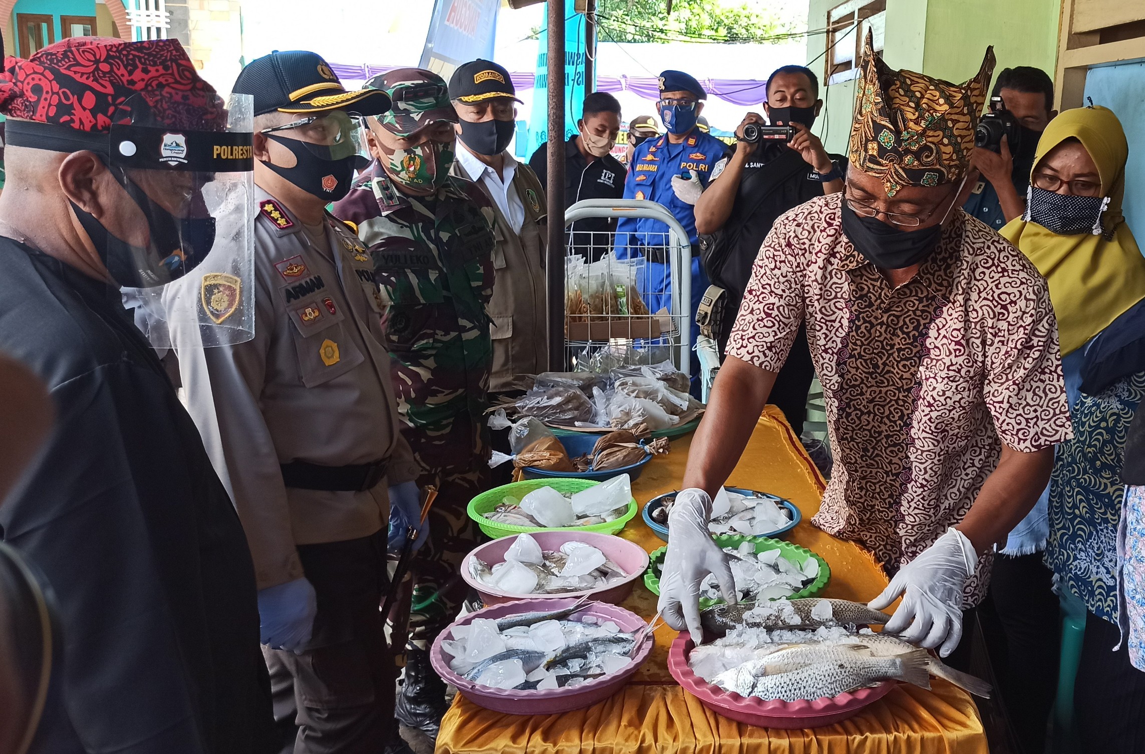 Kapolresta Banyuwangi Kombespol Arman Asmara Syarifuddin, Danlanal Letkol Infanteri Yuli Eko Purwanto dan Komandan Lanal Banyuwangi Letkol Laut (P) Joko Setiyono, meninjau hasil laut dan produk olahan mangrove di kampung tangguh nelayan Pantai Cemara. (Foto: Muh Hujaini/Ngopibareng.id)