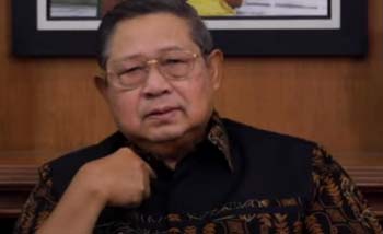 SBY sedang memberi pengantar lagu ciptaannya, Gunung Limo. (Foto:Youtube)