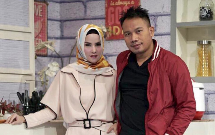 Pasangan Angel Lelga dan Vicky Prasetyo saat mesra. (Foto: Instagram)