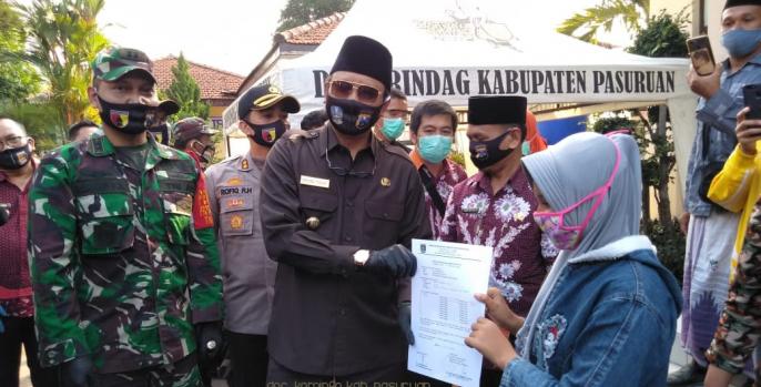 Bupati Pasuruan Irsyad Yusuf secara simbolis melepas kepulangan 41 pasien covid-19 yang sembuh. (foto: Dok Humas)