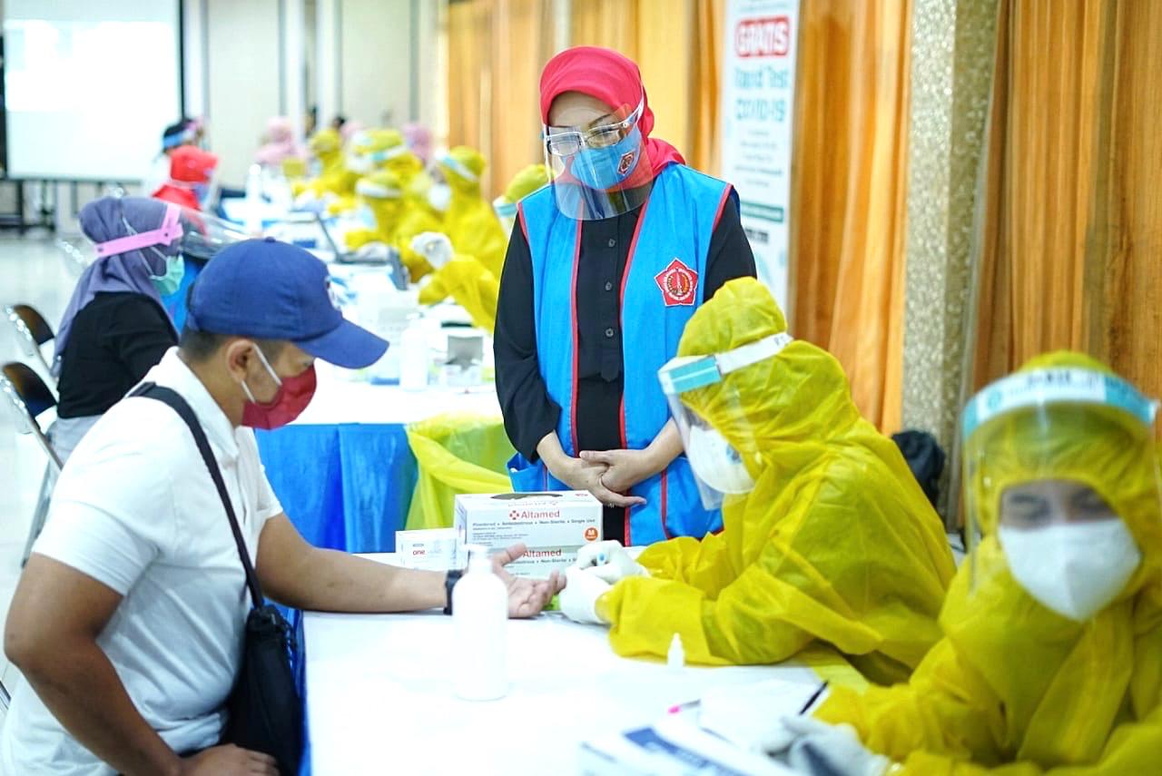 Ketua Umum BKOW Provinsi Jatim, Dra Hj Fatma Saifullah Yusuf (Tengah biru) saat meninjau Rapid Tes Massal untuk 5 ribu orang. (Foto: Ist/Ngopibareng.id)