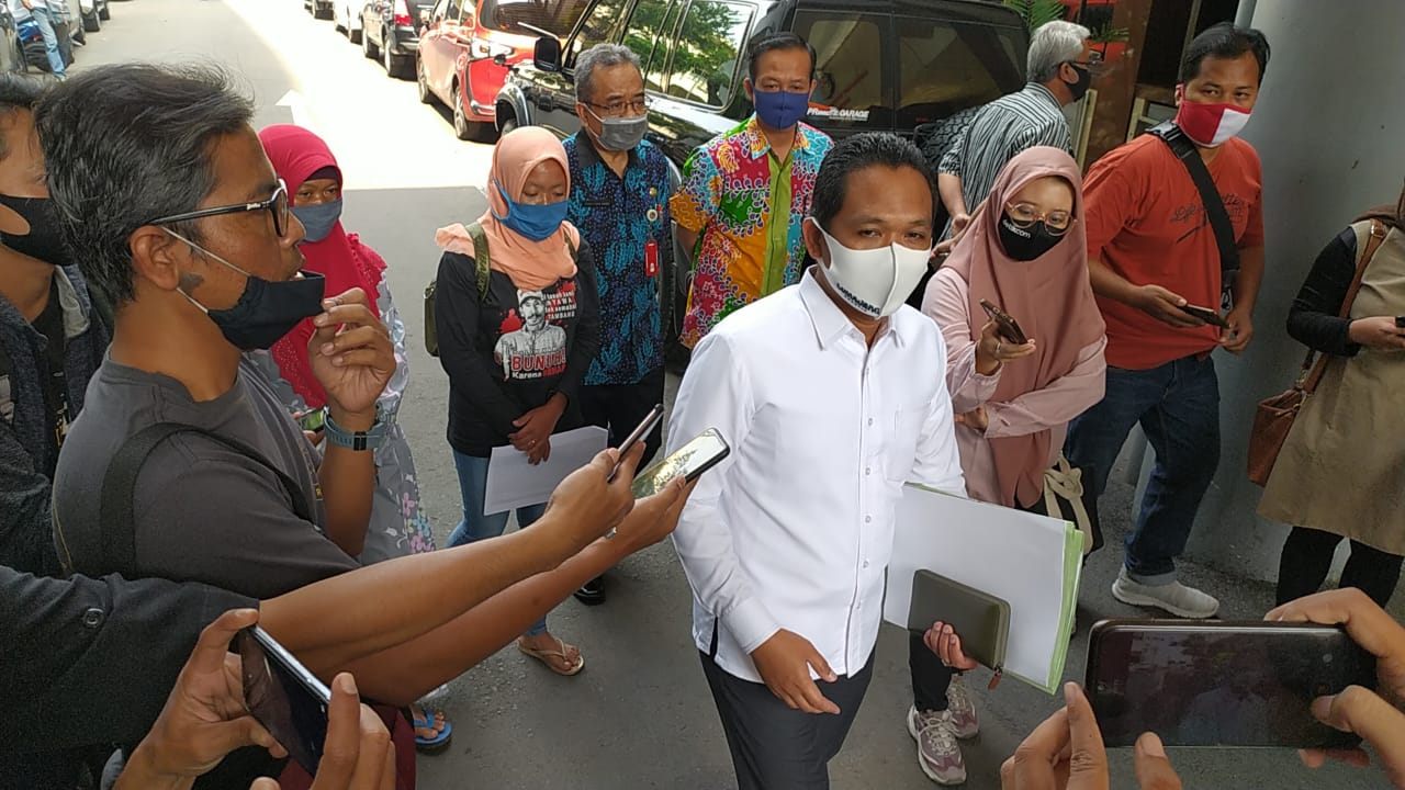 Bupati Lumajang, Thoriqul Haq, memenuhi panggilan Polda Jatim, Kamis 9 Juli 2020. (Fariz Yarbo/Ngopibareng.id)