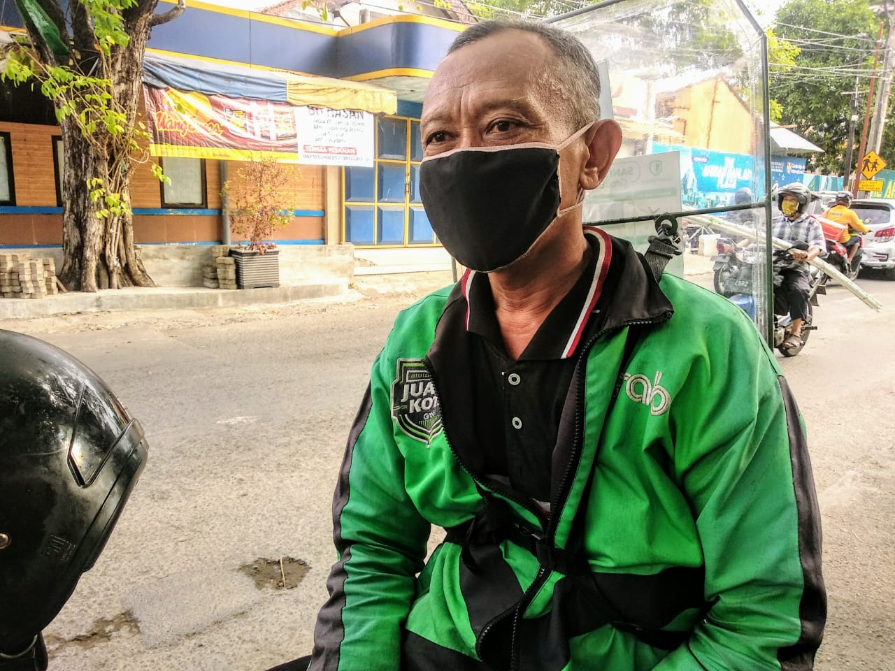 Nahrowi selesai mengantar penumpang (Foto: M.Rizqi/Ngopibareng.id)