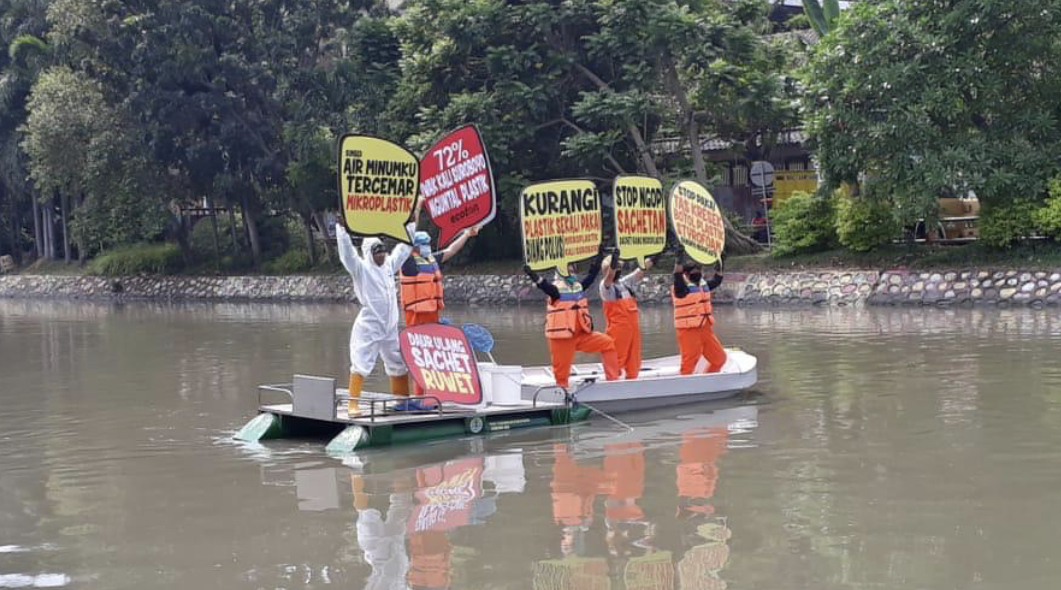 Ecoton saat melakukan penelitian dan aksi di Sungai wilayah Keputran, Surabaya. (Foto: Dok. Ecoton)