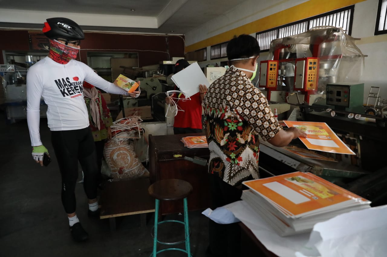 Diselas gowes pagi, Gubernur Ganjar Pranowo melihat aktivitas di Rumah Kemasan, Semarang, Jum'at, 10 Juli 2020. (Foto: Ist/Ngopibareng.id)