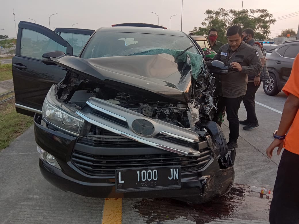 Gambar mobil rombongan Gubernur Jatim setelah mengalami kecelakaan (Foto: Istimewa)