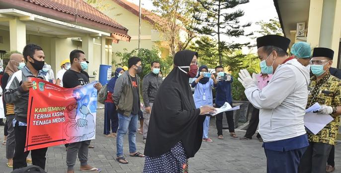 Wabup Pasuruan pulangkan 23 orang yang sembuh dari corona. (Foto: Dok Humas)