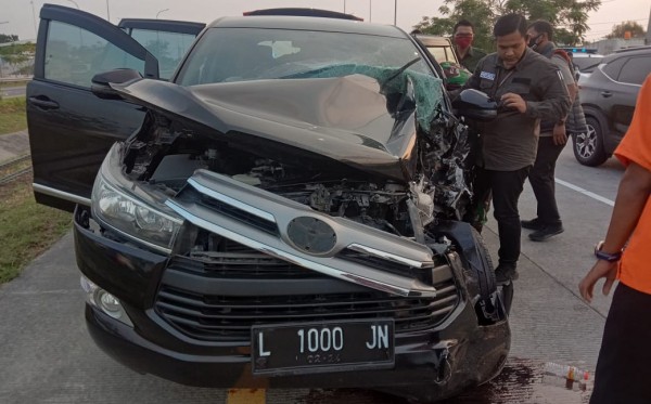 Mobil rombongan staf forkopimda Jatim yang terlibat kecelakaan di Tol Kertosono-Mojokerto. (Foto: Istimewa)