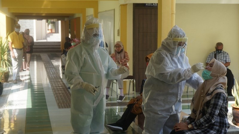 Ratusan ASN beserta keluarga lakukan tes Swab PCR massal di Rumah Pusat Observasi Covid-19 Provinsi Jatim Badan Pengembangan Sumber Daya Manusia (BPSDM). (Foto: Istimewa)