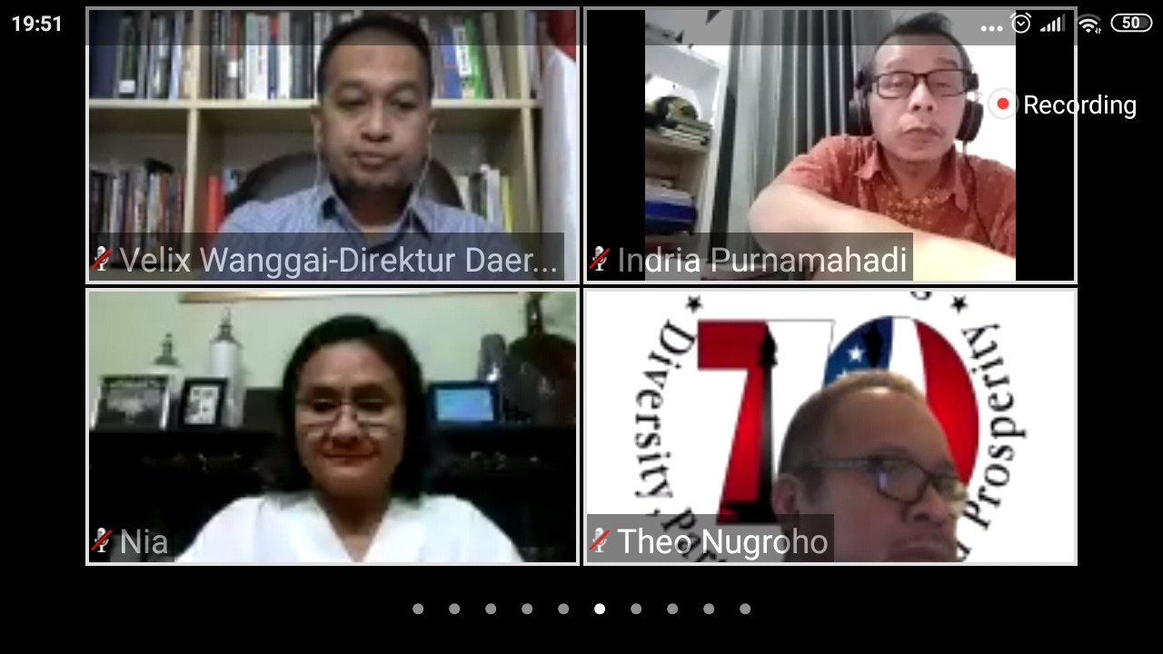 Dr Nia Sarinastiti (kiri bawah) dalam satu tangkapan layar dengan kandidat lain yang dikalahkannya, Velix Wanggai dan Theo Nugroho.