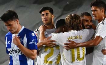 Selebrasi para pemain Real Madrid usai Benzema mencetak gol ke gawang Alaves dari titik putih, Sabtu dini hari. (Foto:Reuters)