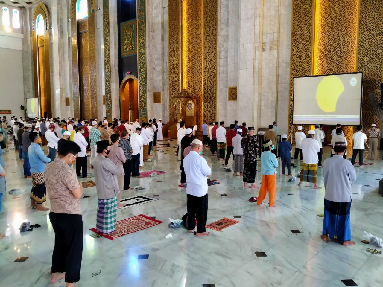 Ilustrasi jemaah saat mengikuti ibadah salat di Masjid Nasional Al-Akbar, Surabaya. (Foto: Fariz Yarbo/Ngopibareng.id)