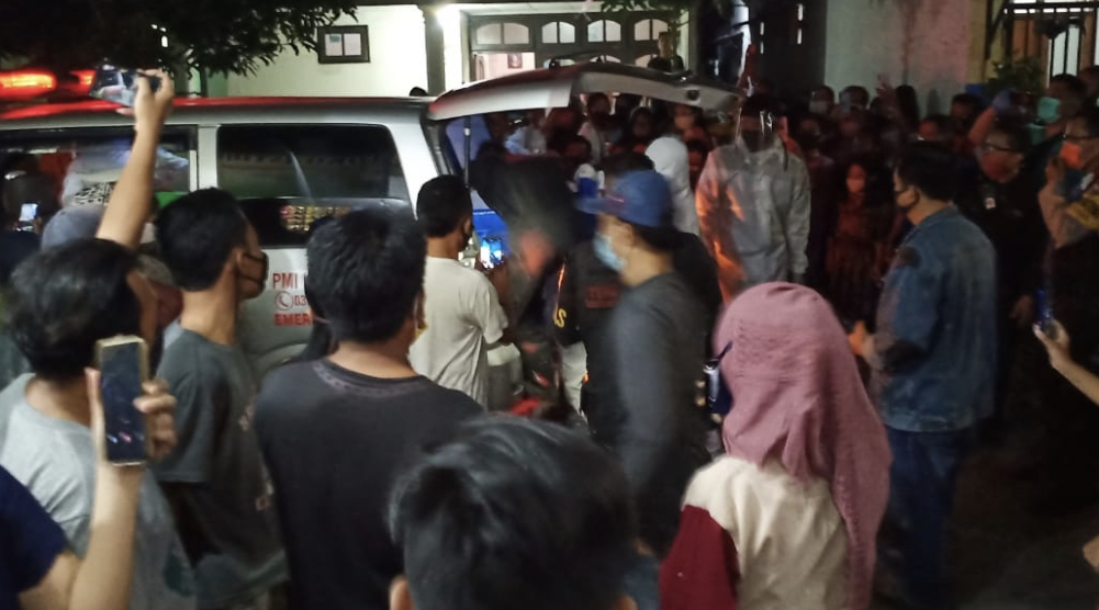 Proses evakuasi jenazah diduga gantung diri di kosan. (Foto: Dok. Polsek Wiyung)