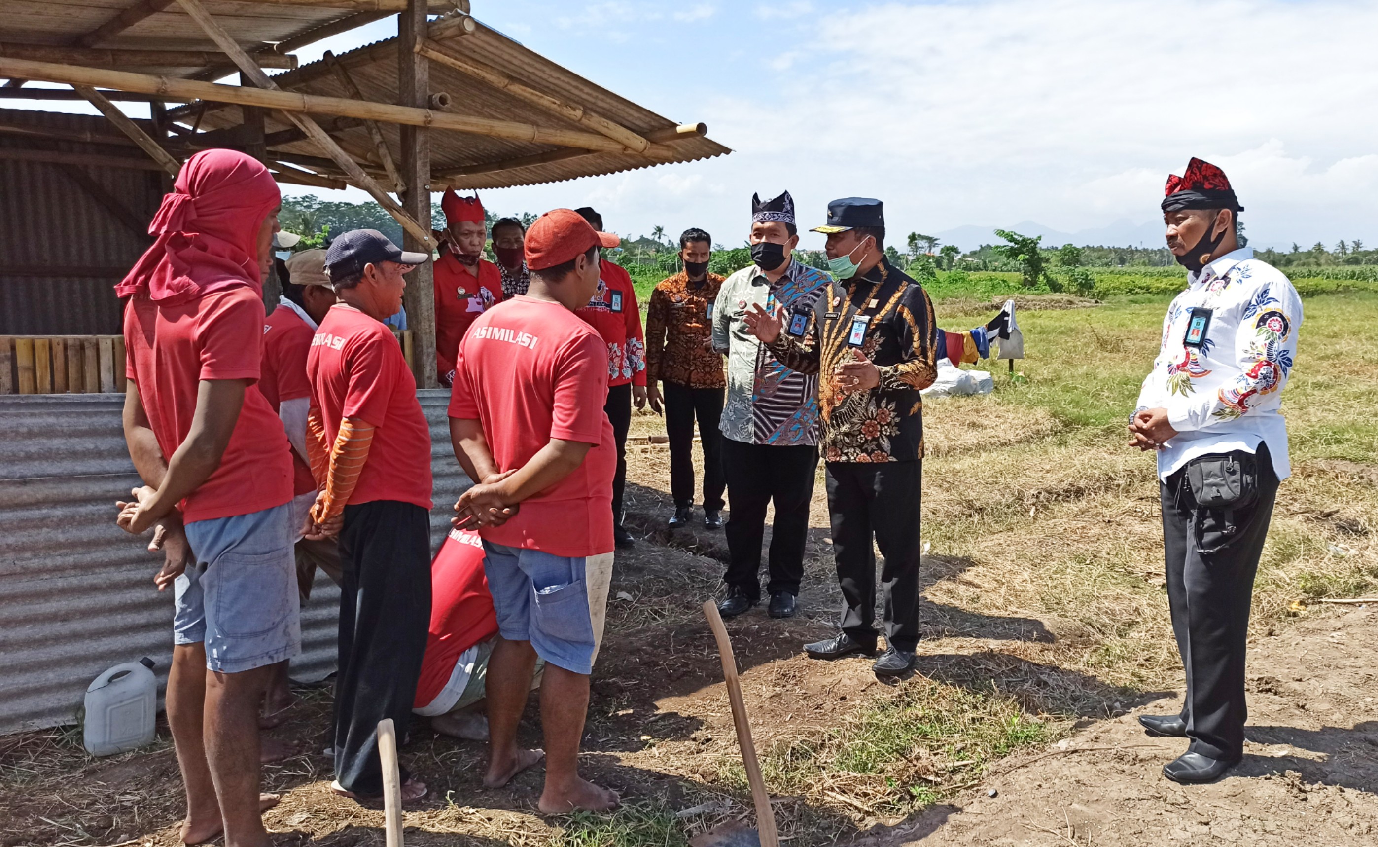 Kakanwil Kemenkumham Provinsi Jawa Timur Krismono didampingi Kalapas Banyuwangi Ketut Akbar Hery Achyar berbincang dengan napi asimilasi di lahan pemberian Pemkab Banyuwangi (foto:Muh Hujaini/Ngopibareng.id)