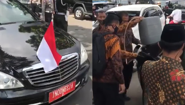 Mobil Wakil Presiden (wapres) Ma'ruf Amin tengah diisi bensin dari jerigen cadangan untuk mobil Mercy. (Foto: Facebook)