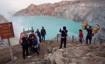 Setelah ditutup beberapa saat karena pandemi, mulaihari ini Kawah Ijen di Kabupaten Banyuwangi dan Bondowoso kembali dibuka untuk umum. (Foto:Antara)