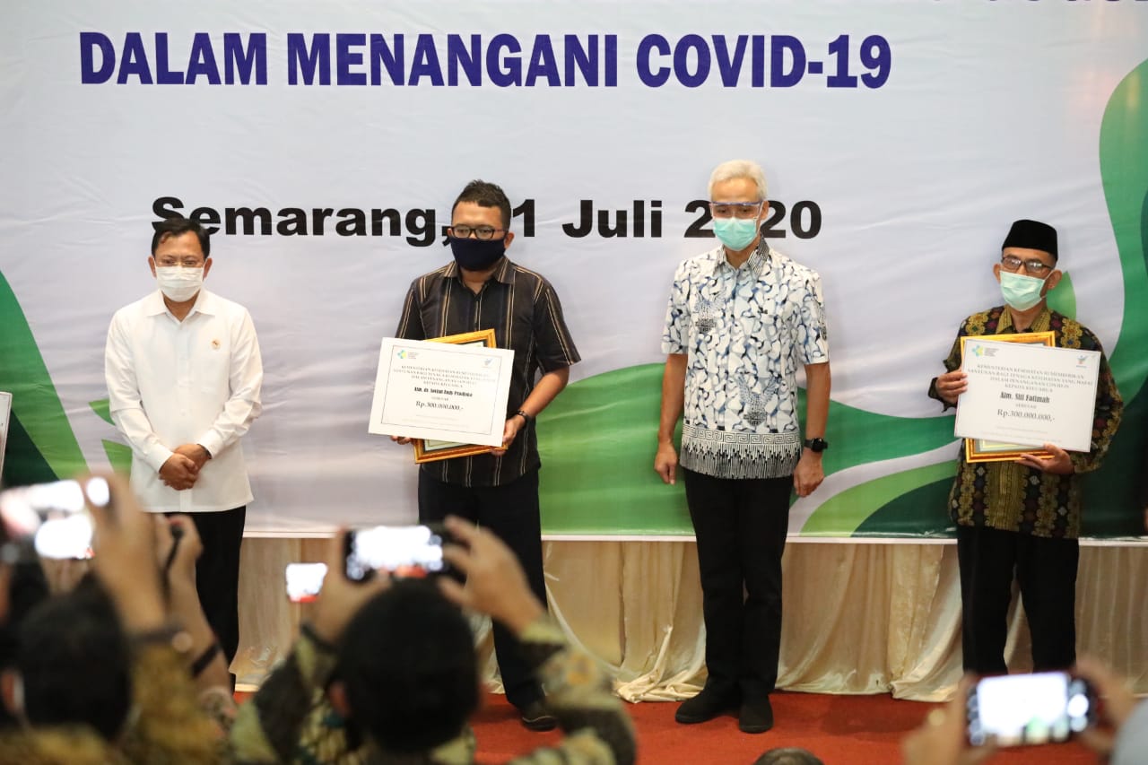 Gubernur Ganjar Pranowo mendampingi Menteri Kesehatan Letjen (Purn) Terawan Agus Putranto di acara Penyerahan Penghargaan dan Santunan bagi Tenaga Kesehatan yang meninggal dalam menangani  COVID-19, Sabtu (11/7/2020) Acara penyerahan dilakukan di Poltekkes Kemenkes Semarang. (Foto: Ist/Ngopibareng.id)