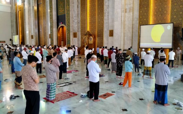 Salat Jamaah di Masjid AL-Akbar Surabaya. (Foto: Istimewa)