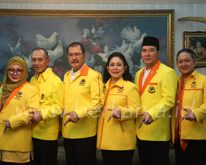 Ketua Umum Partai Berkarya, Hutomo Mandala Putra atau Tommy Soeharto, pose bersama keluarga Cendana sebelum dilengserkan Presidium Penyelamat Partai Berkarya atau P3B. (Foto: Dok. Berkarya.id)