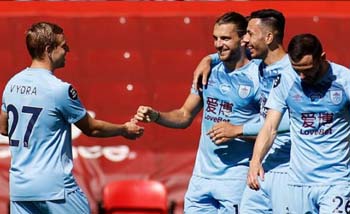 Para pemain Burnley bergembira usai menahan imbang sang juara Liverpool di Stadion Anfield, Minggu dini hari. (Foto:TeamTalk)