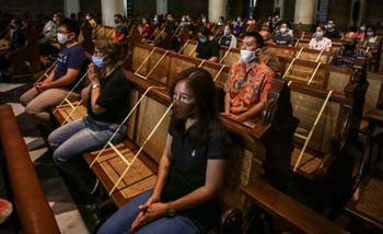 Umat Katolik mengikuti misa mingguan di Gereja Katedral, Jakarta, Minggu, dengan menerapkan protokol kesehatan untuk mencegah penularan COVID-19.(Foto:Antara)