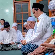 KH Ahmad Bahauddin Nursalim alias Gus Baha mengaji bersama. (Foto: Istimewa)