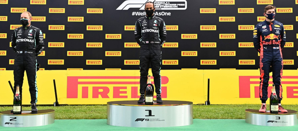 Lewis Hamilton (tengah) juara F1 GP Styria 2020 langsung melonjak di posisi kedua, membayangi rekannya di tim Mercedes AMG Petronas, Valtteri Bottas (kiri). (Foto: Twitter @MercedesAMGF1)