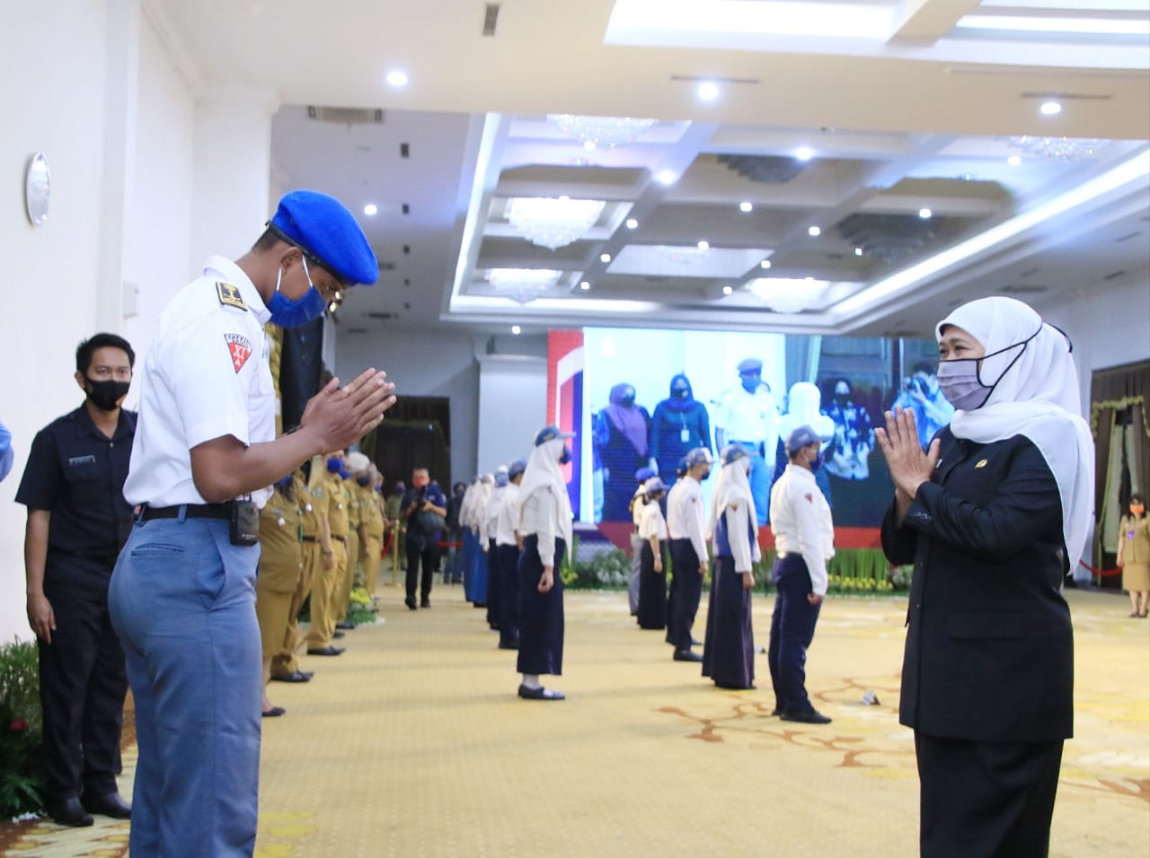 Gubernur Jatim, Khofifah Indar Parawansa secara seremonial membuka Tahun Ajaran Baru 2020/2021 di Gedung Negara Grahadi, Surabaya, Senin 13 Juli 2020. (Foto: Fariz Yarbo/Ngopibareng.id)