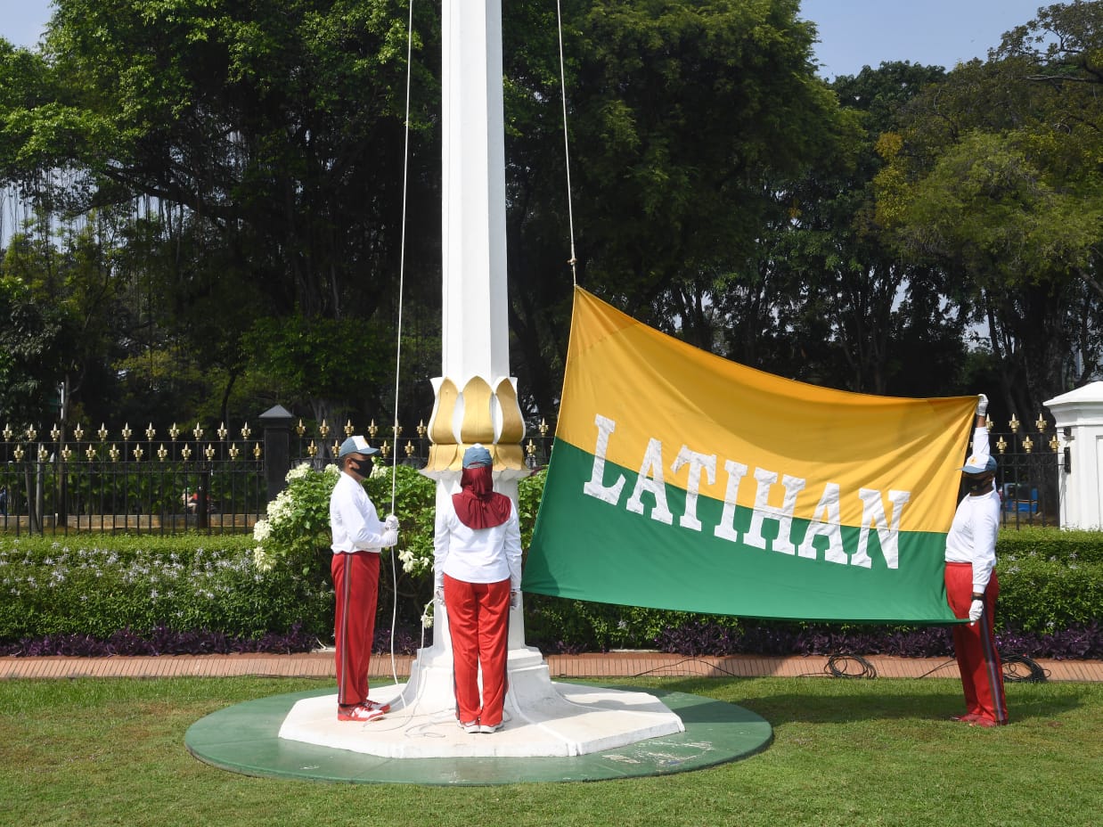 Latihan pengibaran bendera dengan pola baru untuk persiapan  upacara HUT Kemerdekaan RI ke-75 di halaman Istana Merdeka. (Foto: Setpres)