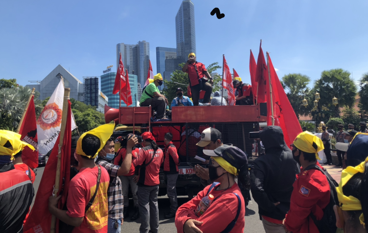 Massa aksi Getol tengah berorasi di depan Gedung Negara Grahadi, Surabaya, Senin 13 Juli 2020. (Foto: Andhi Dwi/Andik/Ngopibareng.id)