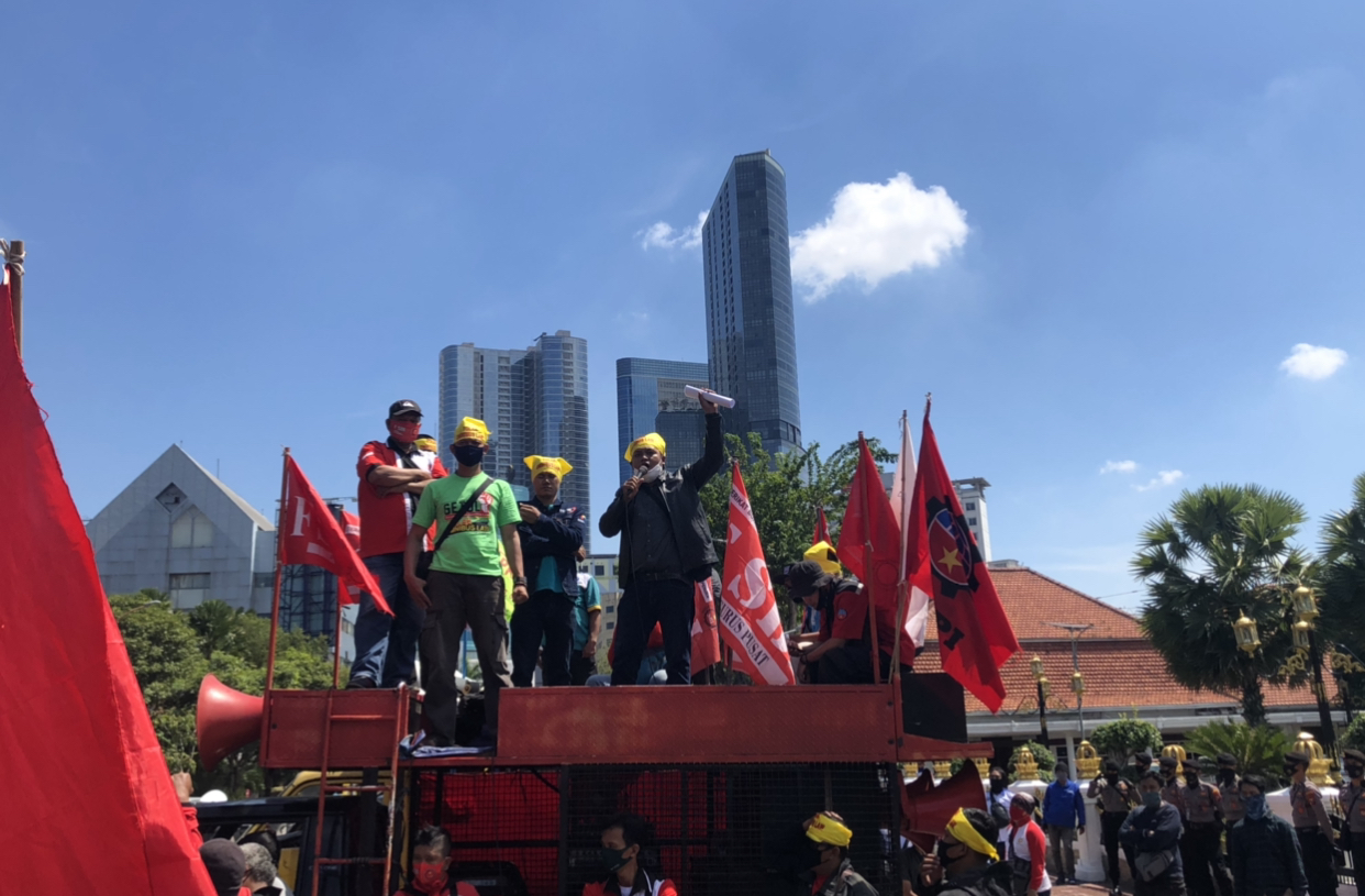 Massa Getol Jatim, saat melakukan demo di depan Gedung Negara Grahadi, Surabaya (Foto: Andhi Dwi/Ngopibareng.id)